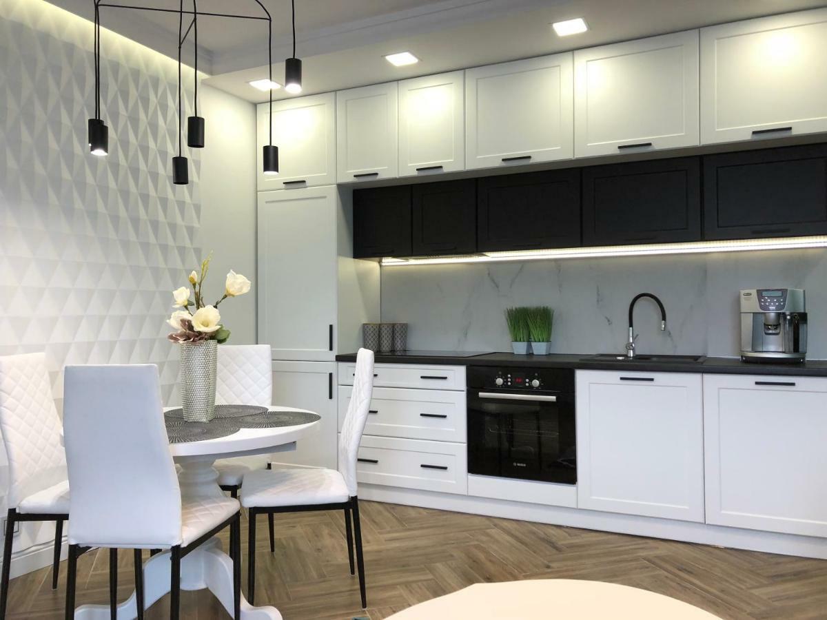 Family & Business Sauna Apartments Paderewskiego Sienkiewicza No2 Centrum Downtown - 2 Bedroom With Private Sauna, Bath With Hydromassage, Parking Kielce Buitenkant foto